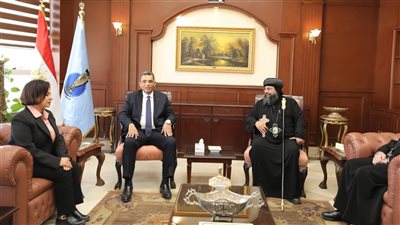  الأنبا إيلاريون ووفد من الكنيسة يهنئون محافظ البحر الأحمر بتوليه مهام منصبه