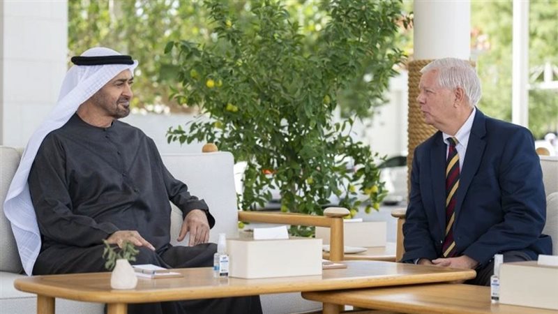 بن زايد يلتقي بالسيناتور