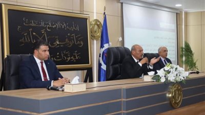 عقب توليه عمله.. محافظ السويس يجتمع برؤساء الأحياء والقيادات التنفيذية
