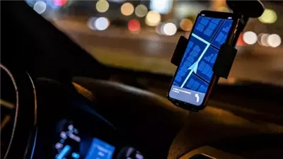 دولارات وجواز سفر.. القبض على سائق أوبر استولى على حقيبة مُدرسة بأكتوبر