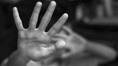حلقوا شعره وحطوله مساحيق تجميل.. أب وابنته يستدرجوا شاب ويتعديان عليه بالجيزة