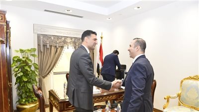  مصطفى البهي يلتقي وزير الصناعة ويسلمه مقترحًا موحدًا لتراخيص الأراضي الصناعية