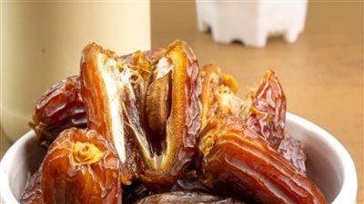 حضري التمر بالحليب والمكسرات لإفطار شهي ومليء بالطاقة