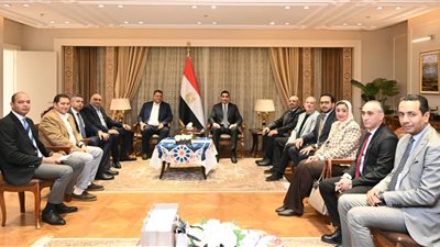 وزير الشباب والرياضة يستقبل اتحاد اليد ويتلقى التهنئة من مجلس الإدارة 