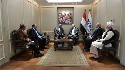 رئيس اقتصادية قناة السويس يستقبل وزير العمل لبحث التعاون والتكامل بين الجانبين