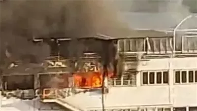  دون إصابات.. حريق يلتهم الطابق العلوي لمركب أفراح عائمة بكفر الشيخ 