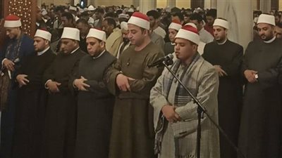 في رحاب الحسين.. محمد كامل نجم دولة التلاوة يؤم المصلين في صلاة التراويح| صور