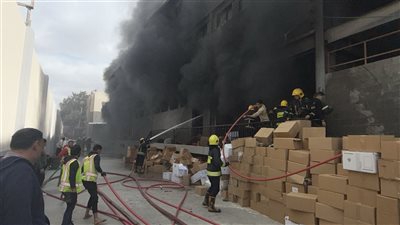 هل هناك شبهة جنائية؟.. تحقيقات موسعة وتفريغ الكاميرات في حريق مصنع بأكتوبر