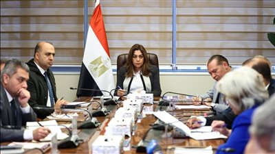 لمراجعة خطط العمل.. وزيرة التنمية المحلية تعقد اجتماعا موسعا مع قيادات الوزارة