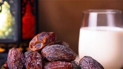التمر باللبن في رمضان.. ماذا يفعل بسكر الدم بعد تناوله؟