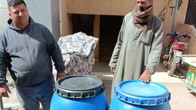 ضبط تروسيكل محمل ببراميل ألبان غير صالحة بالفشن وتحرير محاضر بإهناسيا