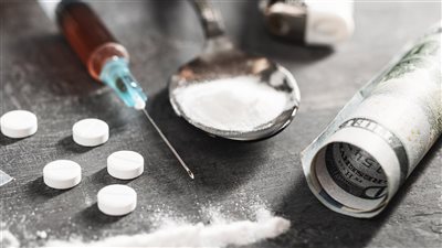 قبل ما تقعد معاهم.. اعرف العقوبة اللي ممكن تستناك  القانون يعاقب حتى دون تعاط