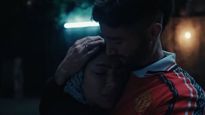 مسلسل سوا سوا الحلقة 4 .. أحمد مالك ينقذ هدى المفتي ويتفاجأ بمرضها