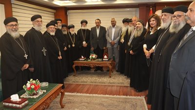 محافظ سوهاج يستقبل أصحاب النيافة الأساقفة والمطارنة لتقديم التهنئة