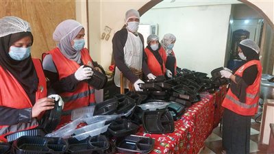 محافظ أسوان يتابع تجهيز وتوزيع وجبات الأسر الأولي بالرعاية بمركز كوم أمبو