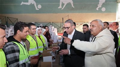 محافظ الجيزة يشارك بتعبئة 10 آلاف كرتونة غذائية لدعم القرى الأكثر احتياجا