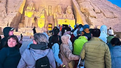 أسوان تستقبل 2000 سائح لحضور ظاهرة تعامد الشمس على وجه الملك رمسيس الثاني 