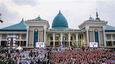21500 صائم على مائدة برنامج خادم الحرمين بالجامع الأكبر بسورابايا