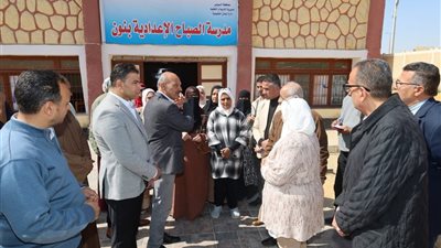 محافظ السويس يزور مدرسة الصباح الإعدادية لمتابعة انتظام العملية التعليمية
