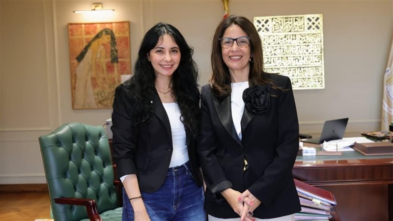 وزيرة الثقافة والفنانة