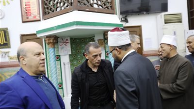 محافظ أسوان يؤدي صلاتي العشاء والتراويح مع أهالي أسوان بمسجد النصر