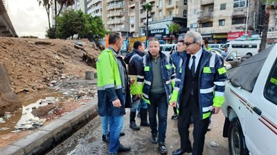 رئيس صرف الإسكندرية يتفقد تمركزات سيارات الرفع بعد ليله ممطره