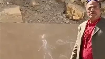 تصدر التريند مرشد سياحي مصري يكتب على هرم أثري بالطباشير|القصة الكاملة