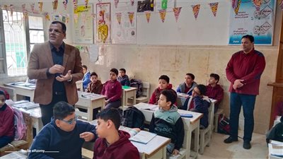 ياسر عمارة يحفز طلاب فارسكور ويشدد على الانضباط والتقييمات المدرسية