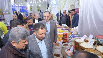 محافظ دمياط يتفقد معرض أهلاً رمضان ويؤدى صلاتى العشاء والتراويح بمسجد البحر