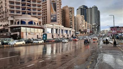 الصرف الصحي بالإسكندرية يحافظ على انتظام الحركة المرورية أثناء الأمطار