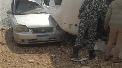 انقلاب سيارة نقل على ملاكي بطريق السويس القاهرة القديم وإصابة السائقين