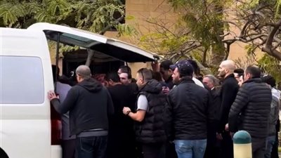وصول جثمان شقيق زينة لبدء تشييع جنازته وانهيار شقيقته ياسمين |صور
