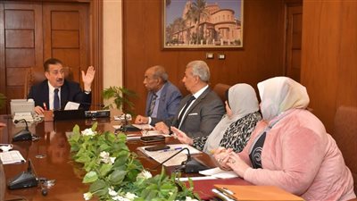 محافظ بورسعيد يبحث آليات تطوير عدد من الأسواق للارتقاء بجودة خدمات المواطنين