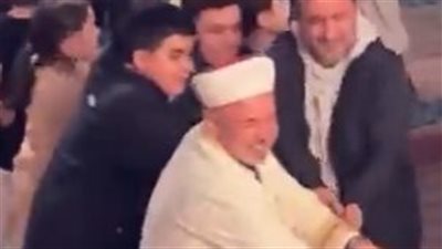 «إمام تركي» يحول المسجد إلى ساحة ألعاب للأطفال عقب صلاة التراويح