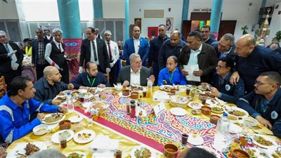 وزير البترول يشارك العاملين إفطار رمضان في حقول الشركة العامة برأس غارب 