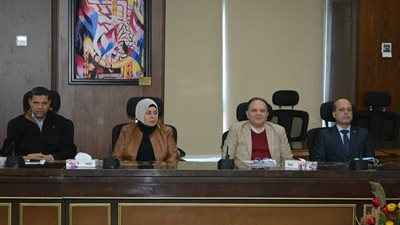 اجتماع لرئيس جامعة دمياط لمتابعة انتظام العمل بكليات الجامعة