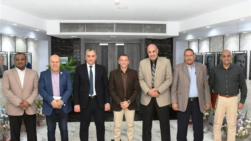 محافظ أسوان يستقبل