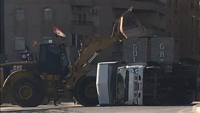 اختلت عجلة القيادة من يده.. انقلاب تريلا بمدخل منطقة المقطم 