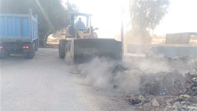 أعمال تطهير الترع والمصارف بالبداري بأسيوط لتحسين النظافة العامة ومنع الأمراض 