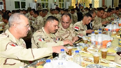 بالفيديو.. وزير الدفاع يشارك مقاتلي الجيش الثاني الميداني تناول وجبة الإفطار