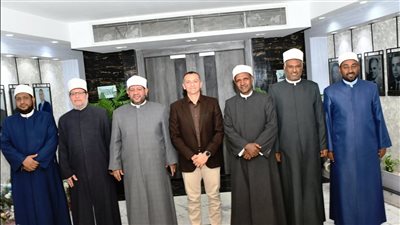 محافظ أسوان يبحث مع القيادات الدينية تعزيز القوافل الدعوية لإستقرار المجتمع