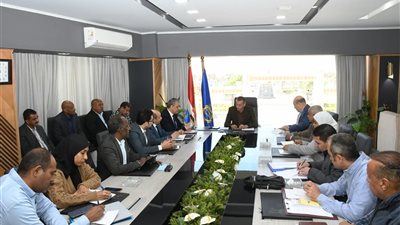 محافظ أسوان: التراخيص السريعة للمحال خلال 6 أشهر لتخفيف الأعباء على المواطنين