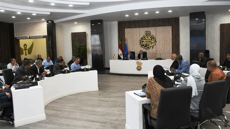 محافظ أسوان يعقد