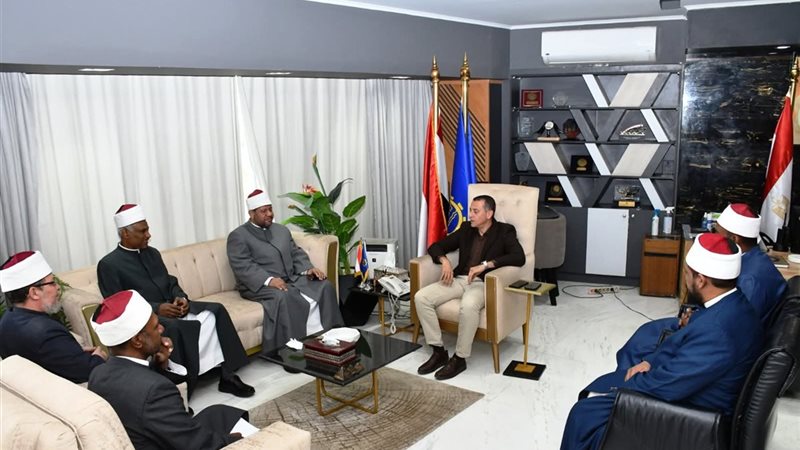 محافظ أسوان يستقبل