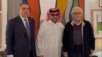 شاهد.. تركي آل الشيخ يقبل رأس فاروق حسني في منزله: سعيد بزيارة القامة الكبيرة