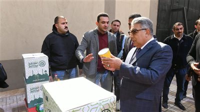 محافظ الدقهلية يتابع توزيع 1000 كرتونة رمضان هدية لعمال النظافة
