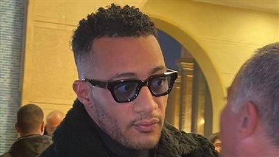 محمد رمضان يقدم واجب العزاء في شقيق زينة بمسجد المشير طنطاوي| صور