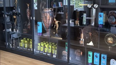 محمد صلاح.. مدافع ليفربول يزيح الستار عن دولاب بطولات الملك