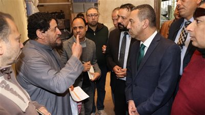 محافظ المنوفية يبدي استياؤه من سوء تنظيم الخدمة ويعنف أفراد الأمن