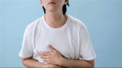 قرقرة المعدة المستمرة… هل هي طبيعية أم تحتاج علاج؟